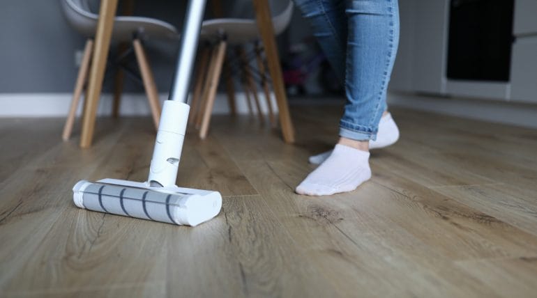 cleaning vinyl floor